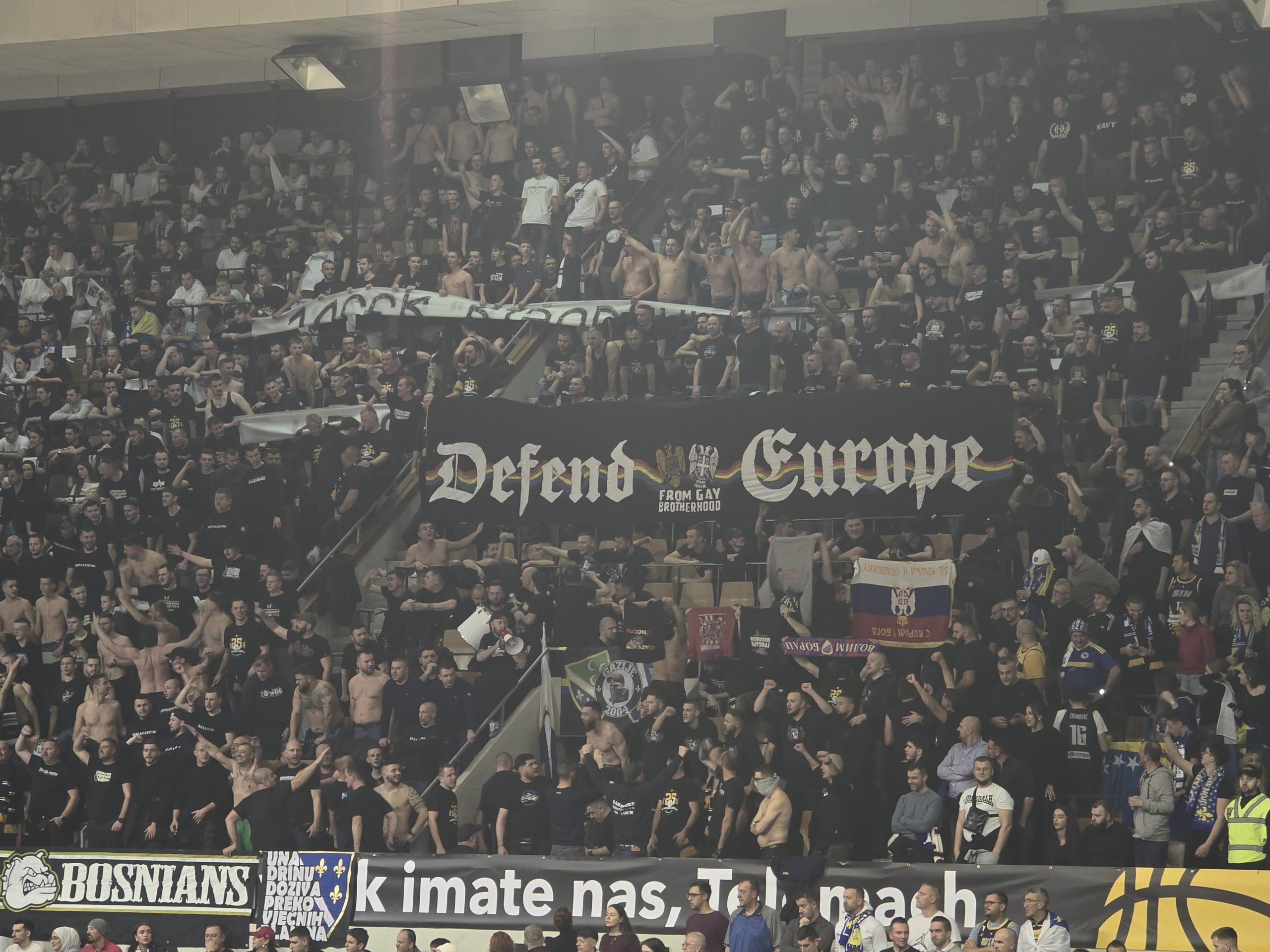 Skenderijom odjekivalo: “Niko te nikad mrziti neće, ko što te mrzim ja, Srbijo,.kurvo Balkanska”